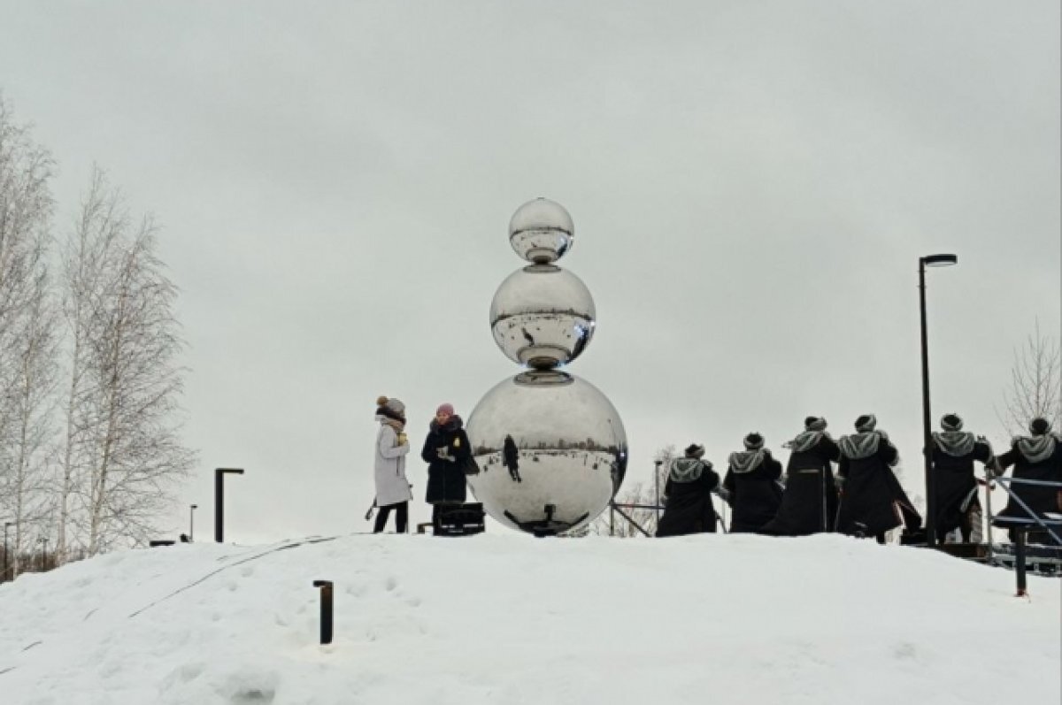    Группа «Дорадо Бэнд» из Новосибирска спела песню про танец со снежной бабой