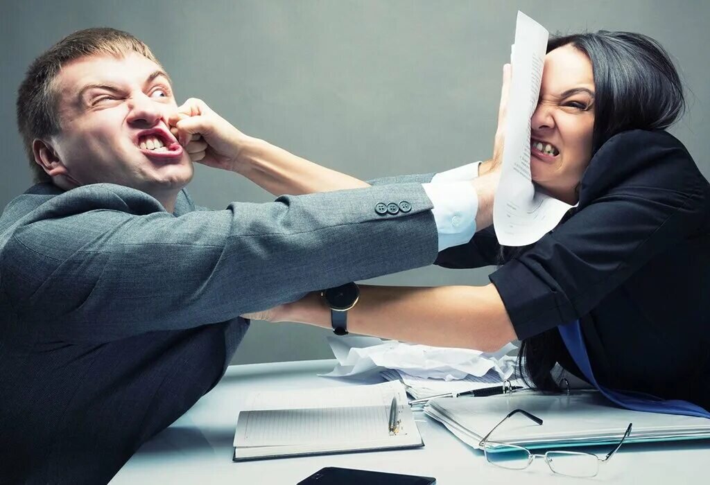   Чтобы решить спор с соседом, который не получается решить между собой, садоводы обращаются в правление. Как правило конфликтные ситуации решает председатель Правления СНТ.-3