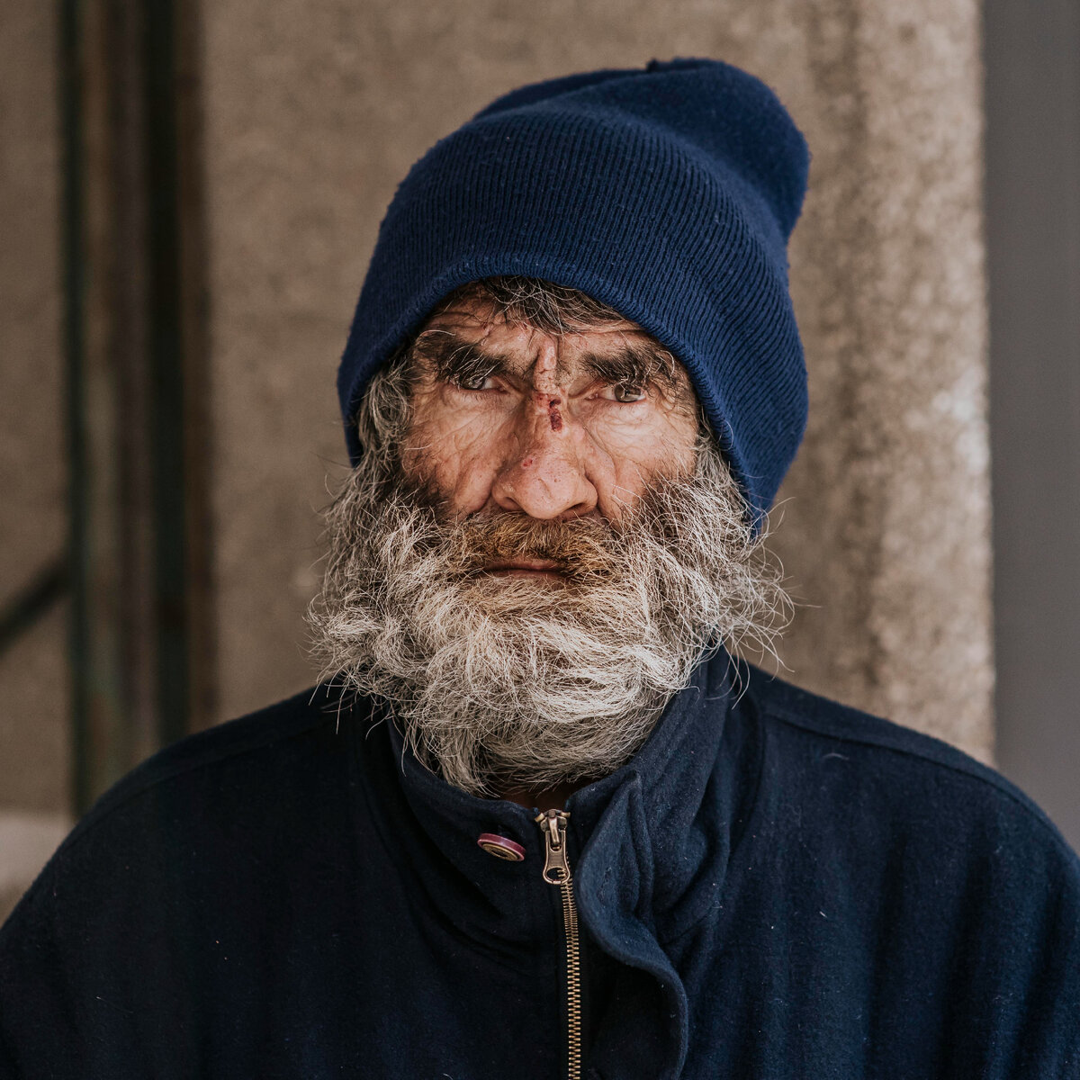 Бомж с бородой. Бородатый бомж Смоленск. Бездомный с бородой фото.