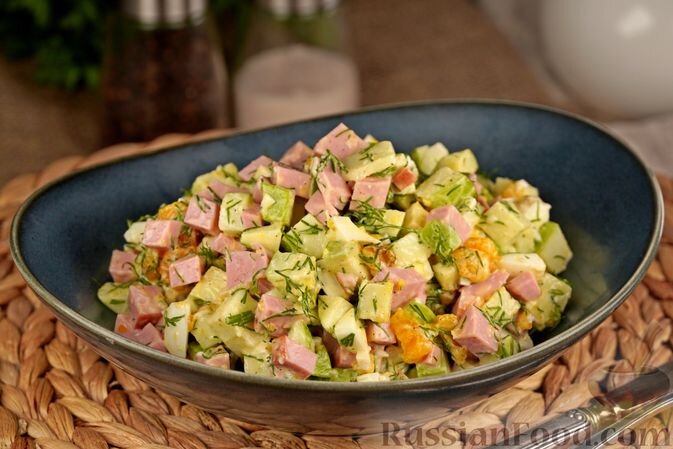 колбаса вареная, яблоки, яйца, чеснок, укроп, майонез, соль, перец чёрный молотый