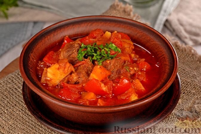 говядина, сало, картофель, помидоры, перец болгарский красный, лук репчатый, морковь, чеснок, паприка молотая, соль, перец чёрный молотый, тмин, зелень петрушки, вода