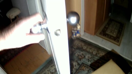 Щеколда на старой двери. Щеколды закрытия дверей. Засов на дверь. Крючок на входную дверь. Металлические штыри на старых стенах.