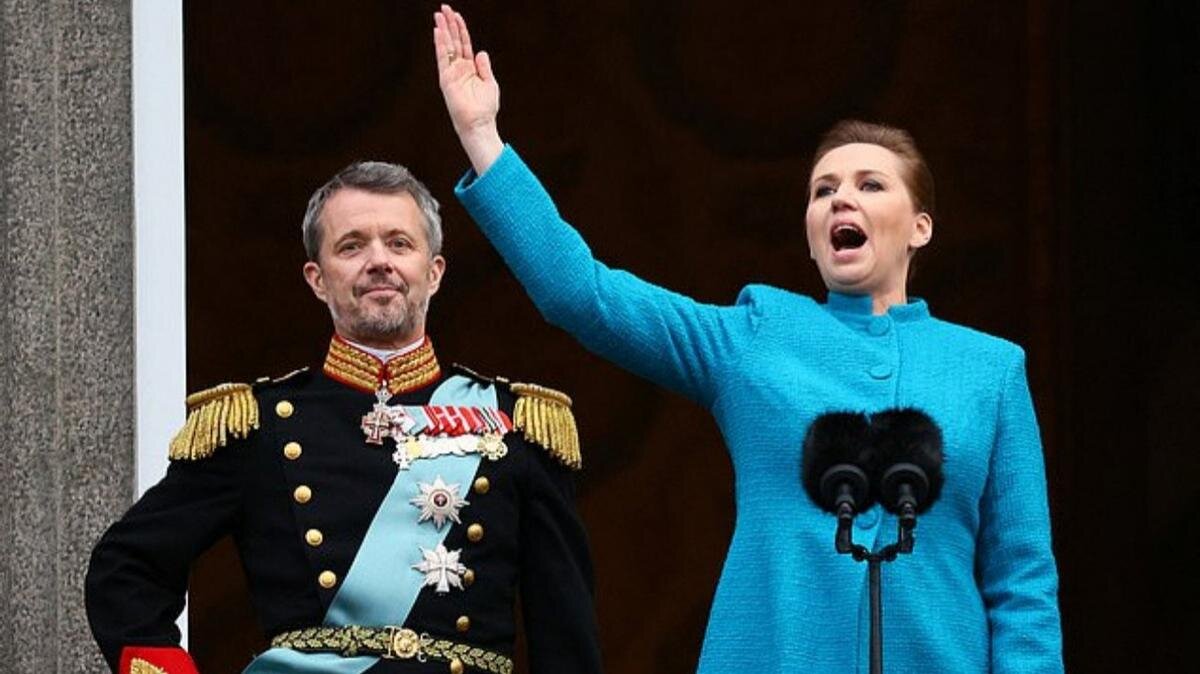    В 15:00 по датскому времени пара появилась на балконе дворца Кристиансборг. Затем премьер—министр провозгласил восшествие короля на престол. Фото: Reuters