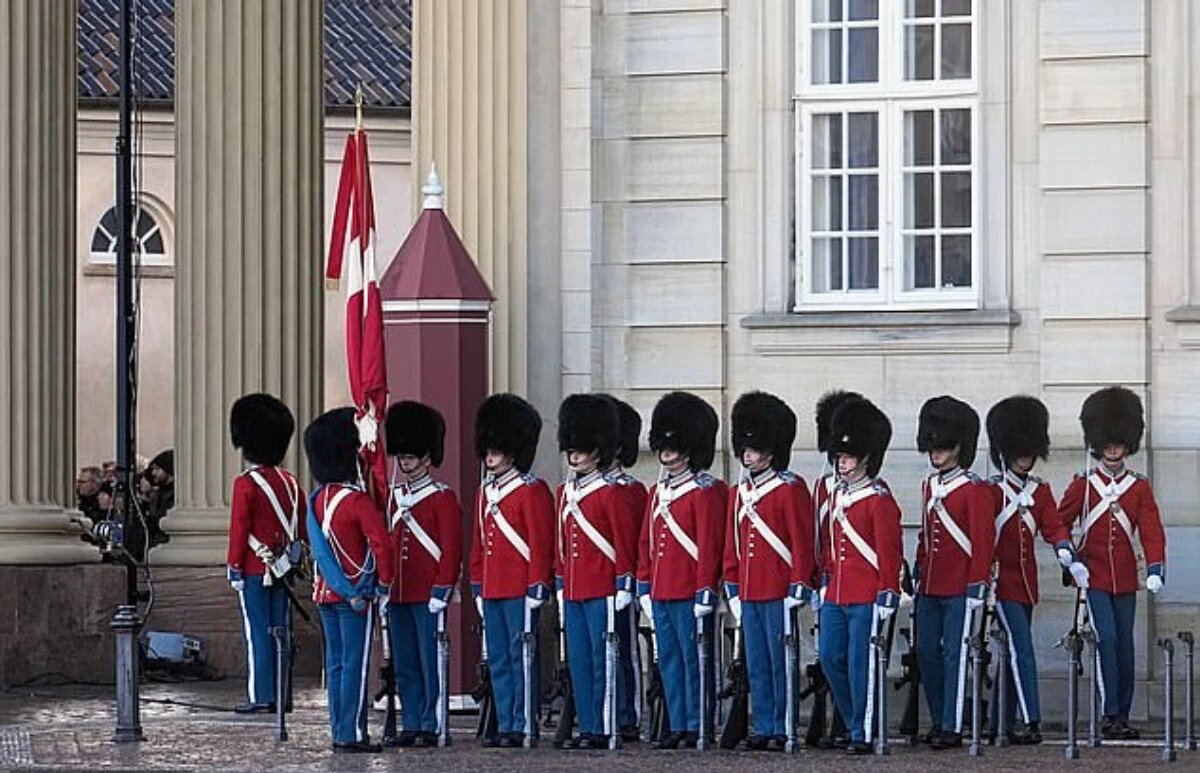 Почетный караул готовится к сегодняшним королевским торжествам в Копенгагене, Дания. Фото: Getty📷
