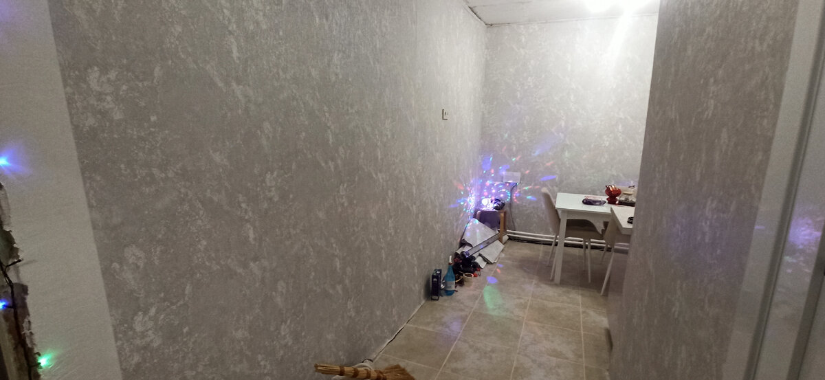 Вот такие обои под бетонную штукатурку