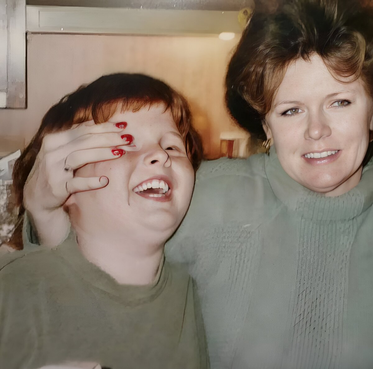 Фото из сети. Кейси в детстве с матерью