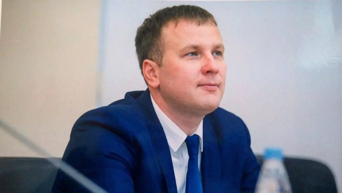     Мэр Омска Сергей Шелест сообщил в своем телеграм-канале, что директор департамента образования Ильдар Бикмаев освобождает должность.