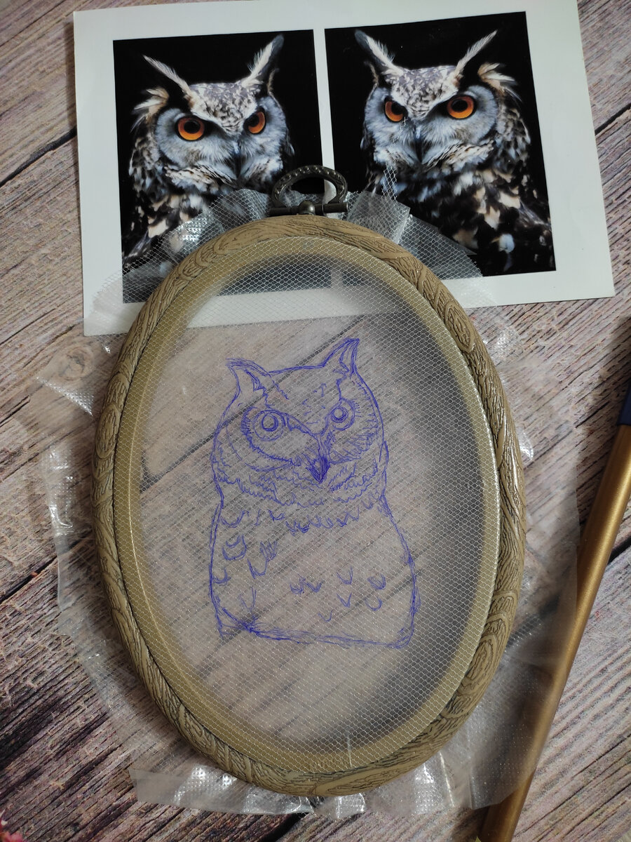 Эскиз перенесëн на водорастворимую плëнку и заправлен в пяльцы. 