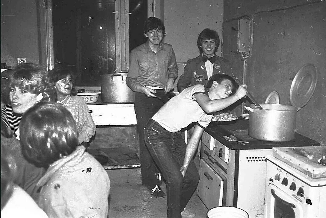 Чем больше мы знаем тем больше мы забываем. О студентах и студенческой жизни. Песни про студентов и студенческую жизнь современные. Влюбленные студенты. Песня переделка на день студента.