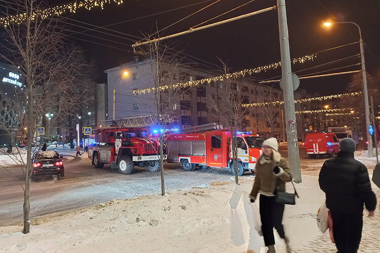    Из-за пожара частично была перекрыта улица Павлюхина. Движение заблокировали от улицы Газовой до улицы Даурской Фото: «БИЗНЕС Online»