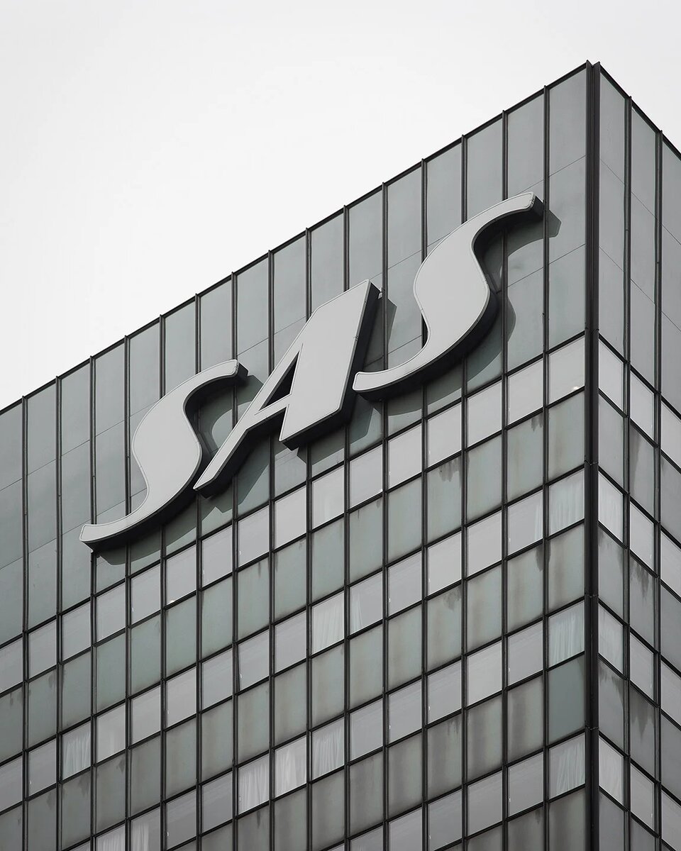 22 этажа разделены на два объема здания с отдельными функциями. Небоскреб с характерными оконными лентами парит над низким двухэтажным зданием темно-зеленого цвета. Когда отель открылся, в нижнем объеме располагались терминал аэропорта и холл отеля, ресторан и зимний сад. В терминале аэропорта, открывшемся еще в 1959 году, пассажиры авиакомпании могли зарегистрироваться и дождаться своего рейса в стильной и современной обстановке, пока не прибудет маршрутный автобус SAS, который доставит их прямо к самолету. На 22 этажах высокого здания расположены 275 гостиничных номеров, а на верхнем этаже находится лаундж Panorama.