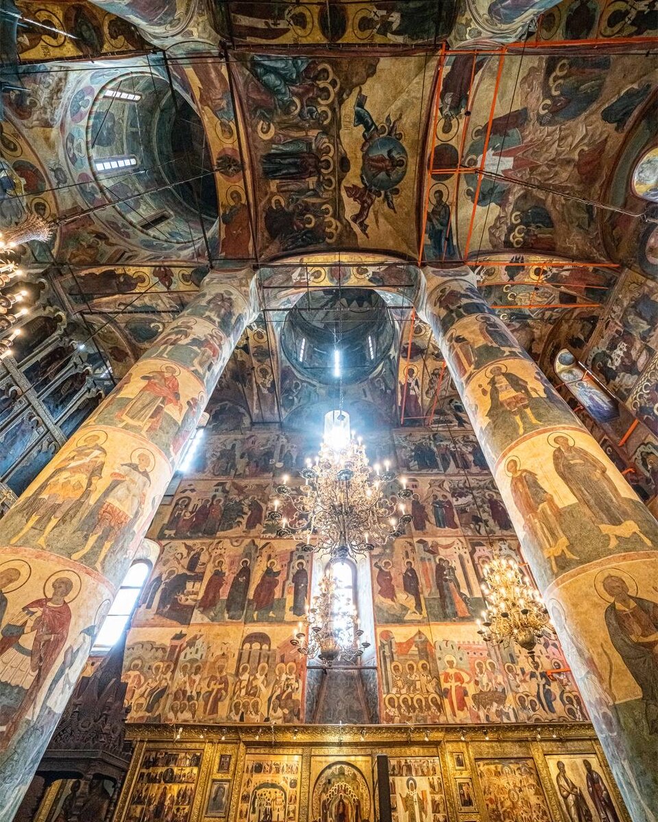 На моих фото росписи соборов Московского Кремля 😍 и несколько фактов о них .  📌 Успенский собор был построен в 1475–1479 годах итальянским архитектором Аристотелем Фиорованти.-2