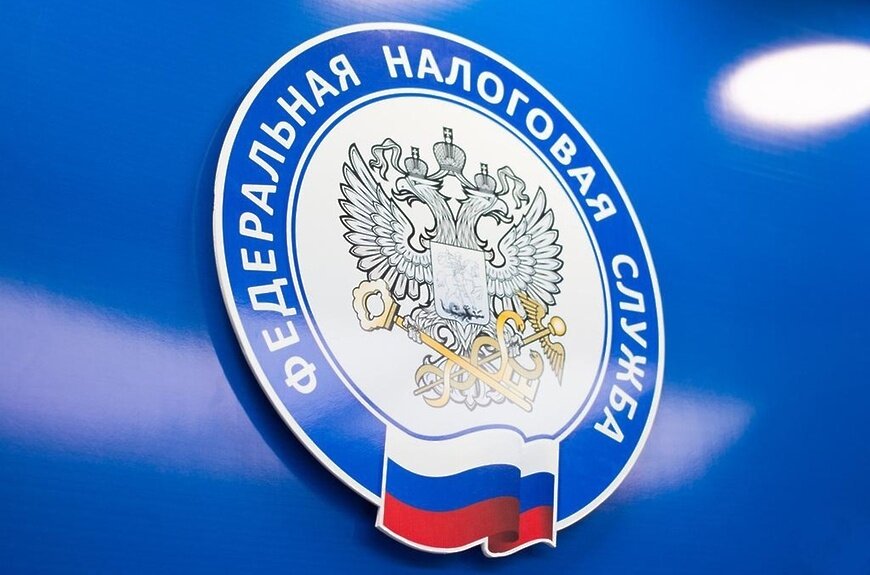 Для исчисления налога на имущество физических лиц машино-места и гаражи отнесены к самостоятельным видам объектов налогообложения. К ним применяются льготные налоговые ставки в размере, не превышающем 0,3% кадастровой стоимости. Исключение - объекты, внесенные уполномоченным органом исполнительной власти субъекта РФ в Перечень торгово-офисной недвижимости, объекты налогообложения, предусмотренные абз. 2 п. 10 ст. 378.2 НК РФ, а также объекты, кадастровая стоимость которых превышает 300 млн руб. Для них применяются налоговые ставки не более 2% кадастровой стоимости. В Перечень могут вноситься отдельно стоящие нежилые здания (строения, сооружения), относящиеся к административно-деловым и торговым центрам (комплексам), а также помещения в них либо иные нежилые помещения. Поскольку машино-места не относятся к указанным объектам и являются самостоятельным видом недвижимости, то они не подлежат включению в Перечень. В связи с этим в их отношении положения о предельной налоговой ставке 2% применяться не должны. Исключение - объекты, кадастровая стоимость каждого из которых превышает 300 млн руб.
Гаражи и гаражные боксы могут учитываться в ЕГРН в качестве нежилых зданий или помещений. Если они отвечают критериям, предусмотренным пп. 3 - 5 ст. 378.2 НК РФ, например, фактически используются для размещения торговых объектов и объектов бытового обслуживания (автосервис, автомойка, шиномонтаж и т.п.), сведения о них могут включаться в Перечень. Налогообложение таких гаражей осуществляется с учетом пп. 2 п. 2 ст. 406 НК РФ о предельной налоговой ставке 2% для налогового периода применения Перечня (Информация ФНС России от 28 декабря 2023 года).
Указанные разъяснения представлены в письме Минфина России от 20 декабря 2023 г. № 03-05-04-01/123564, доведенном до налоговых органов письмом ФНС России от 21 декабря 2023 г. № БС-4-21/16014@.
