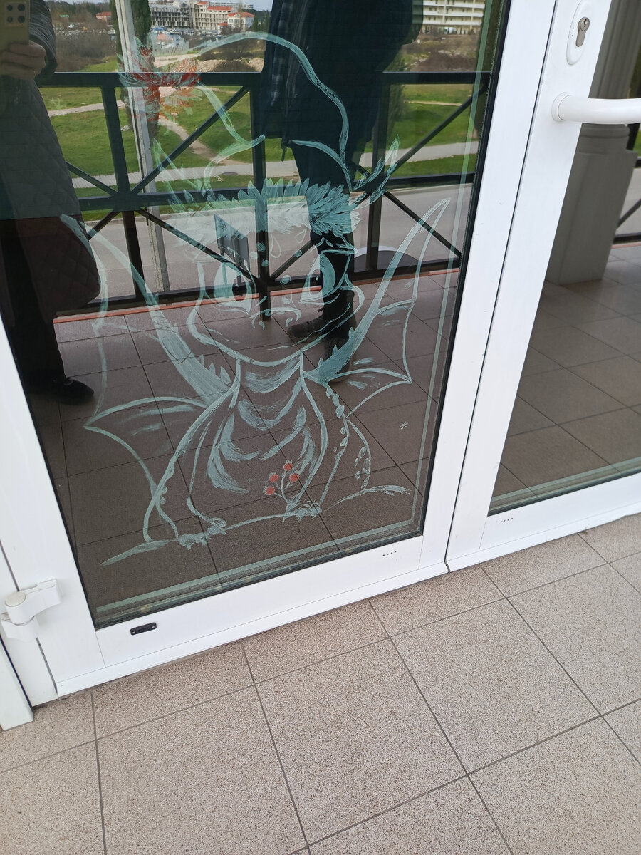 Дракончик на входной двери