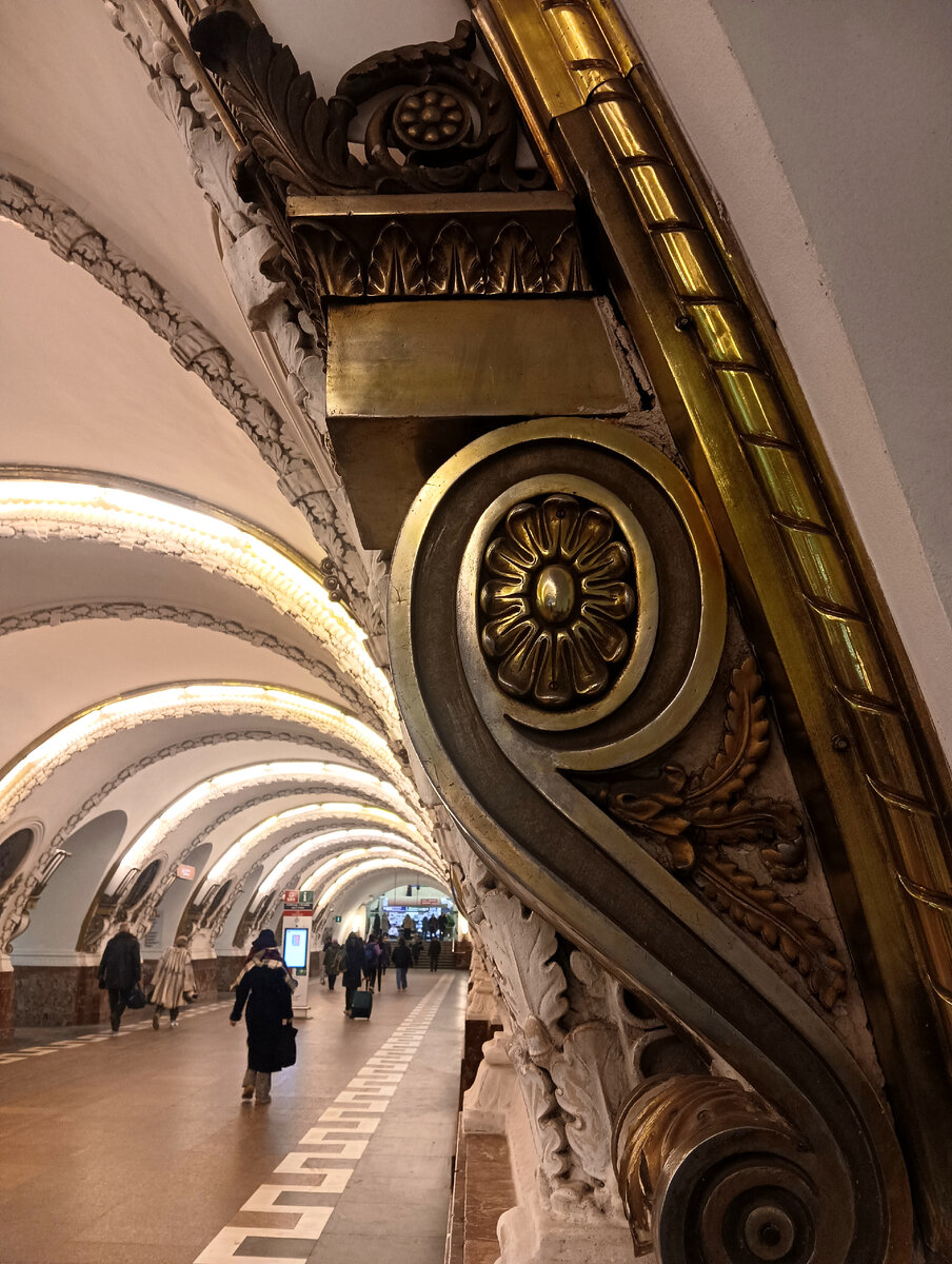 Фото автора. "Площадь Восстания" - метро, внизу. 