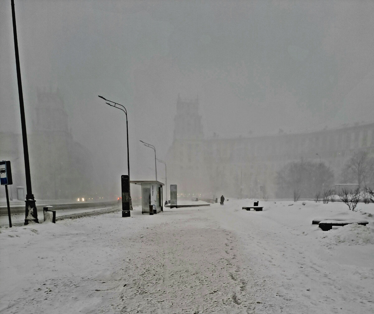 Метёт. Домов не видно.
