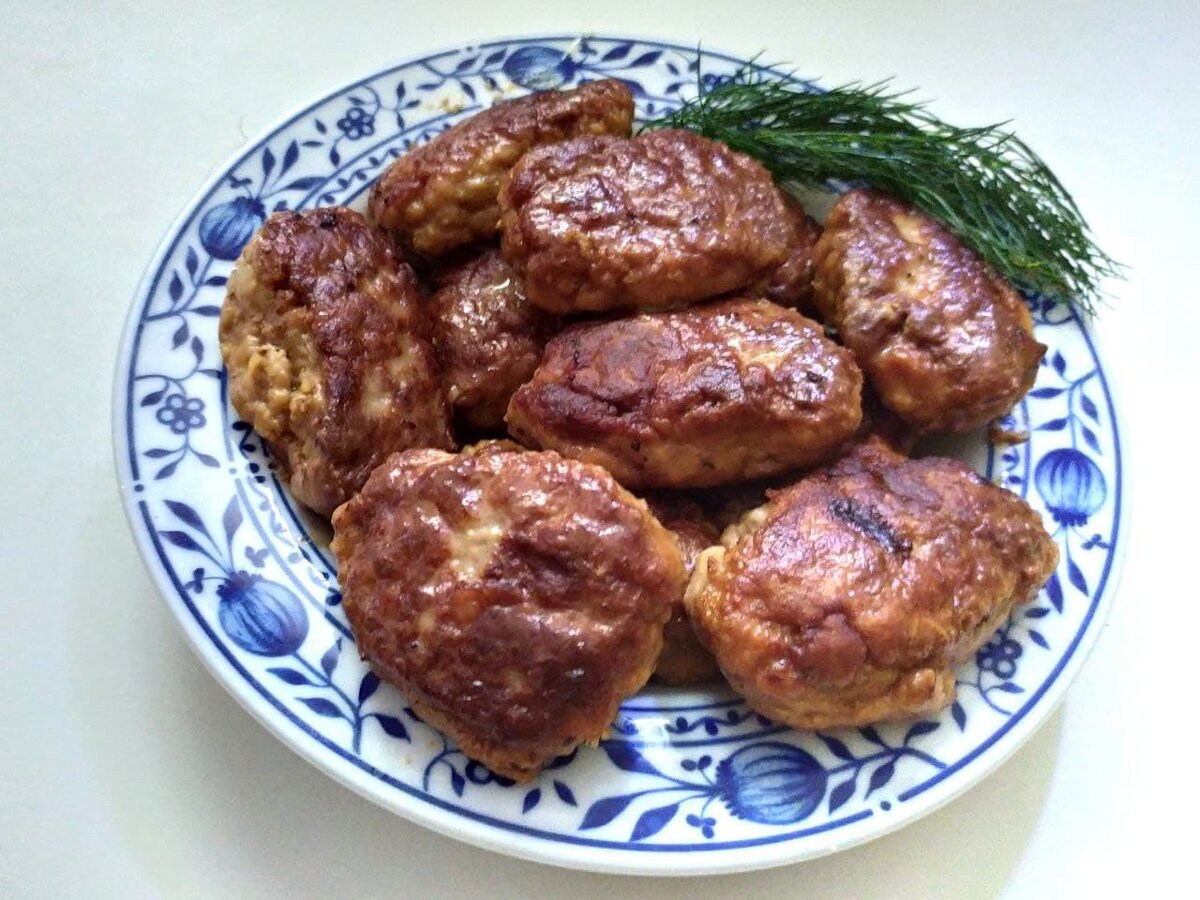 Куриные котлеты с яйцом. Нужно ли в мясные котлеты добавлять яйцо. Нужно ли в мясные котлеты добавлять яйцо. Фарш яйцо лук. Нужно ли в мясные котлеты добавлять яйцо.