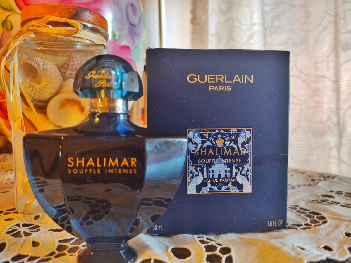 Shalimar Souffle Intense Guerlain — это аромат для женщин, он принадлежит к группе восточные цветочные. Shalimar Souffle Intense выпущен в 2017 году. Парфюмер: Thierry Wasser. Верхние ноты: Бергамот, Лимон и Мандарин; средние ноты: Цветок апельсина и Жасмин; базовые ноты: Индийская ваниль, Ваниль, Бензоин и Белый мускус.