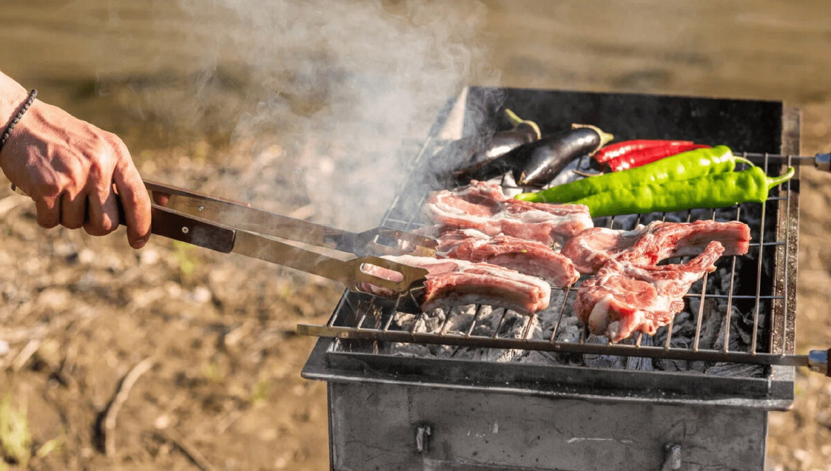 Блюда на мангале. Блюда на гриле. Барбекю кейтеринг на природе. Повар с шашлыком. Шашлык на мангале.