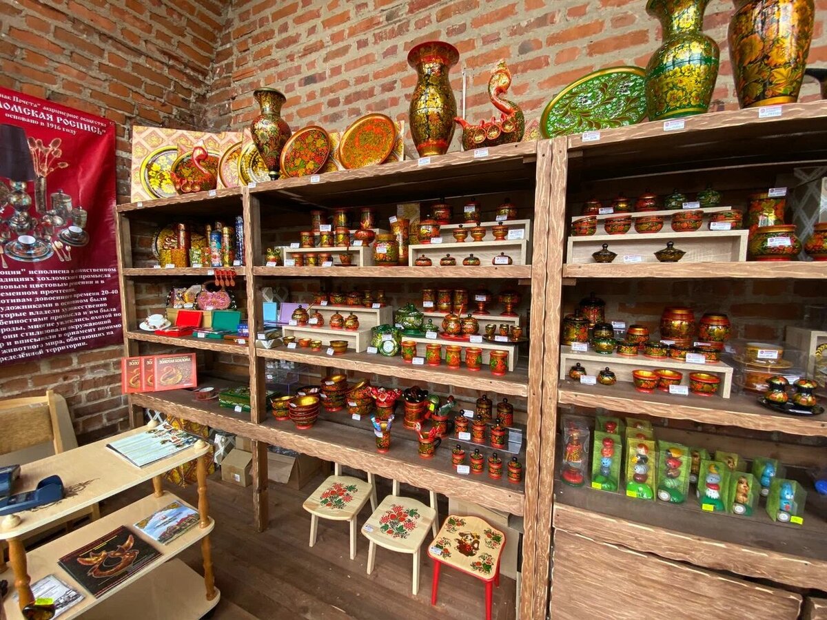 На Кремлёвском холме находится сувенирный магазин «Хохломская роспись». Фото: Золотая Хохлома / Яндекс Карты