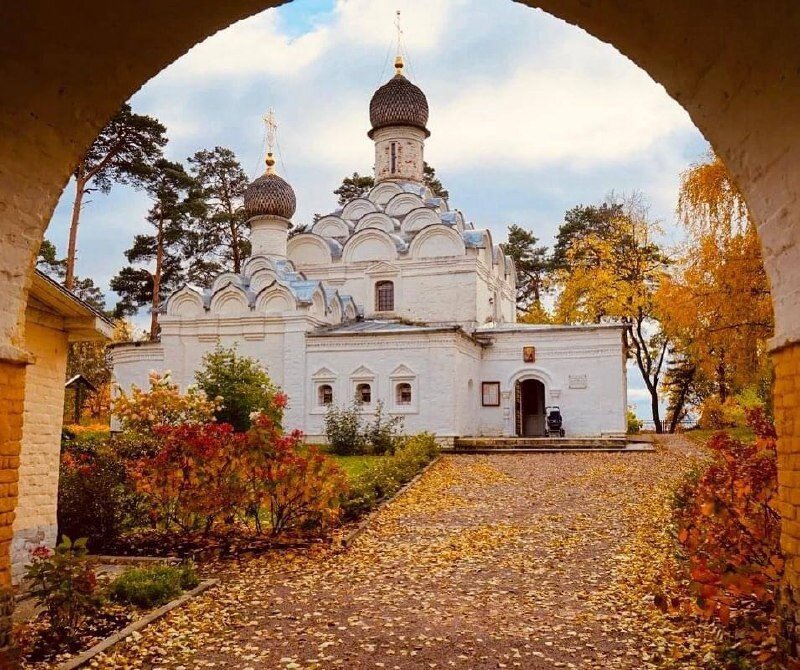 Каменный храм Архангела Михаила в Архангельском