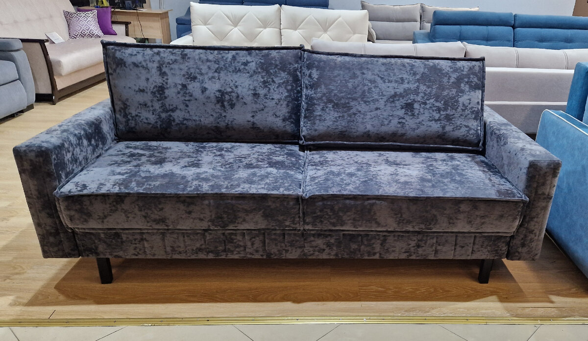 Этот уже в современном стиле, такой квадратный с отстроченным кантом по краям. Из плюсов: он на ножках, под него сможет заехать робот-пылесос! Из минусов: малюсенький ящик для белья и стык блоков посередине, что во будет вызывать дискомфорт.