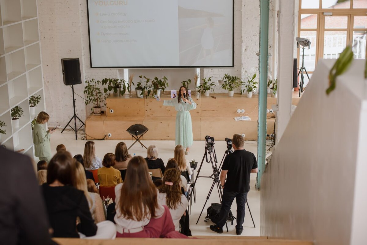 Дети окружили учителя любовь. Сочинение кем я хочу стать учителем. Как стать учителем истории. Как стать учителем истории. Фотосессия преподавателя биологии.