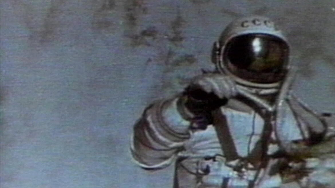 Первый человек в космосе 1965 год. Леонов выход в открытый космос.