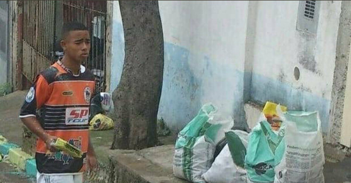 Жезус в 15 лет красит улицы в Бразлии