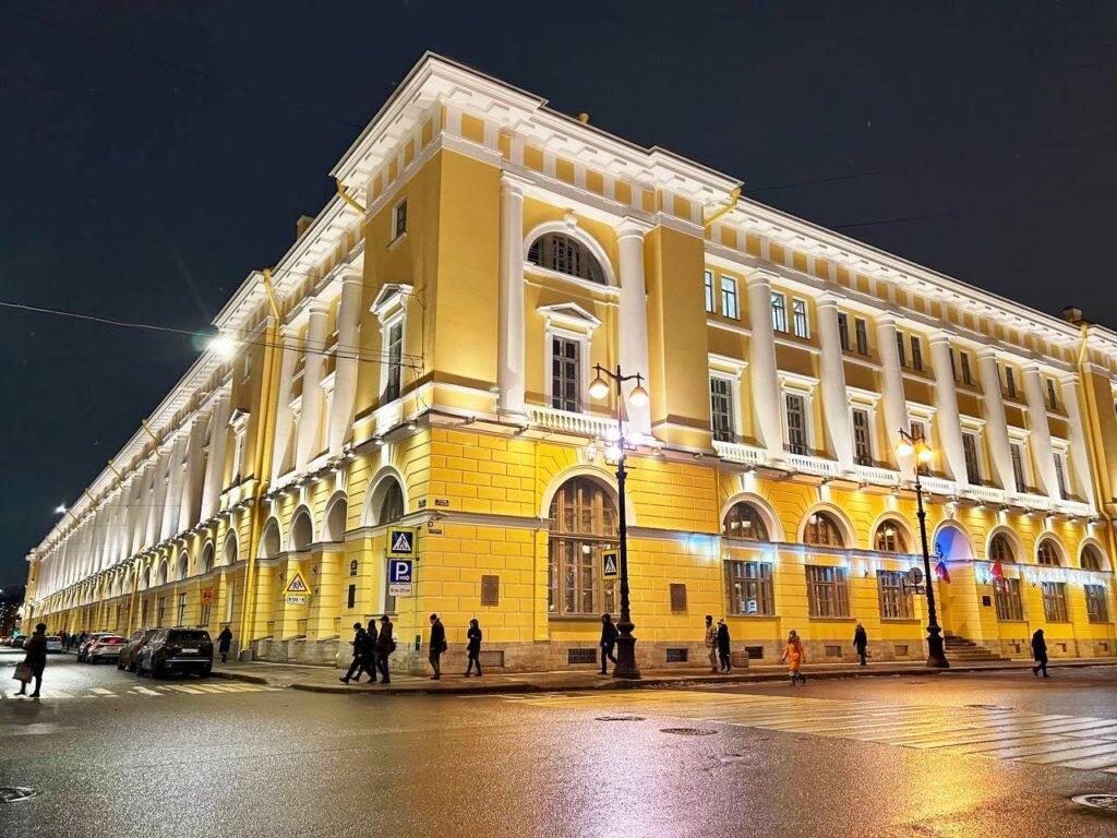 Под конец 2023-го завершилась реставрация фасадов зданий со стороны площади Островского