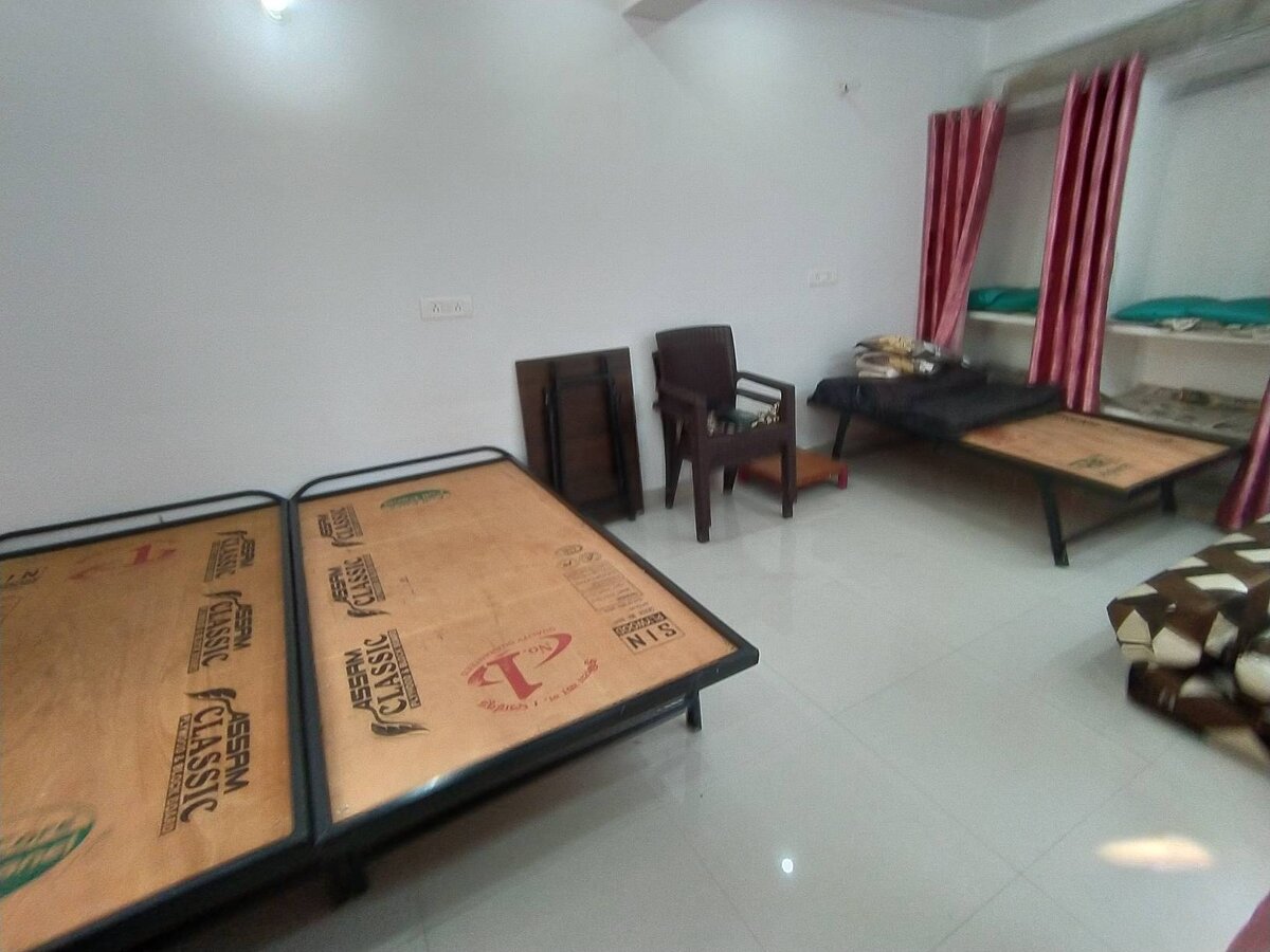 Фото автора. А это комната, которую буду снимать. Огромная кровать, в углу лежит матрас, кушетка, столик, полочка для одежды и выход на балкон