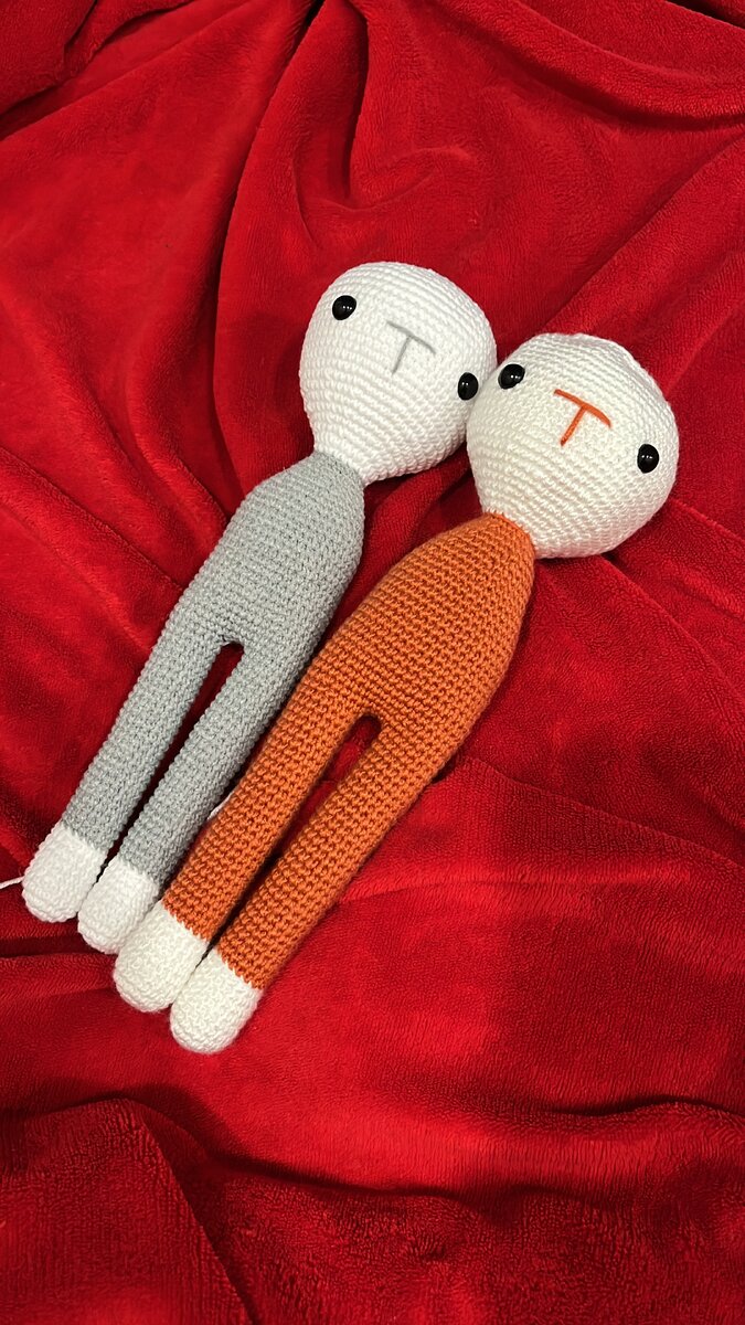 Тут зайчишки представлены в виде заготовок, у одного из них даже голова еще не довязана