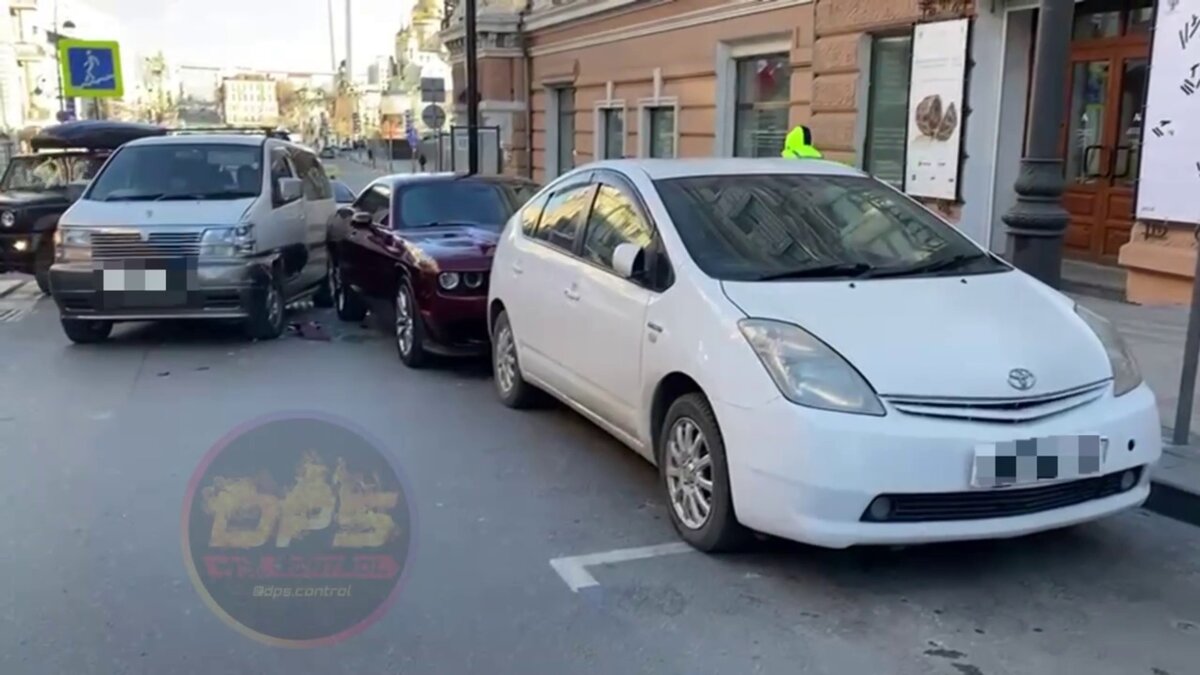     На улице Светланской 11 произошло ДТП, когда водитель Эльгранда совершил наезд на припаркованный Додж, который в свою очередь совершил столкновение с припаркованным Приусом.
