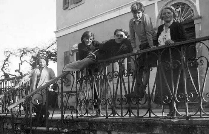 Семья Даррелл у "нарциссово-желтой виллы". Слева направо: Марго, Нэнси (жена Ларри), сам Ларри, Джерри и мама, миссис Даррелл. Лесли фотографирует.
