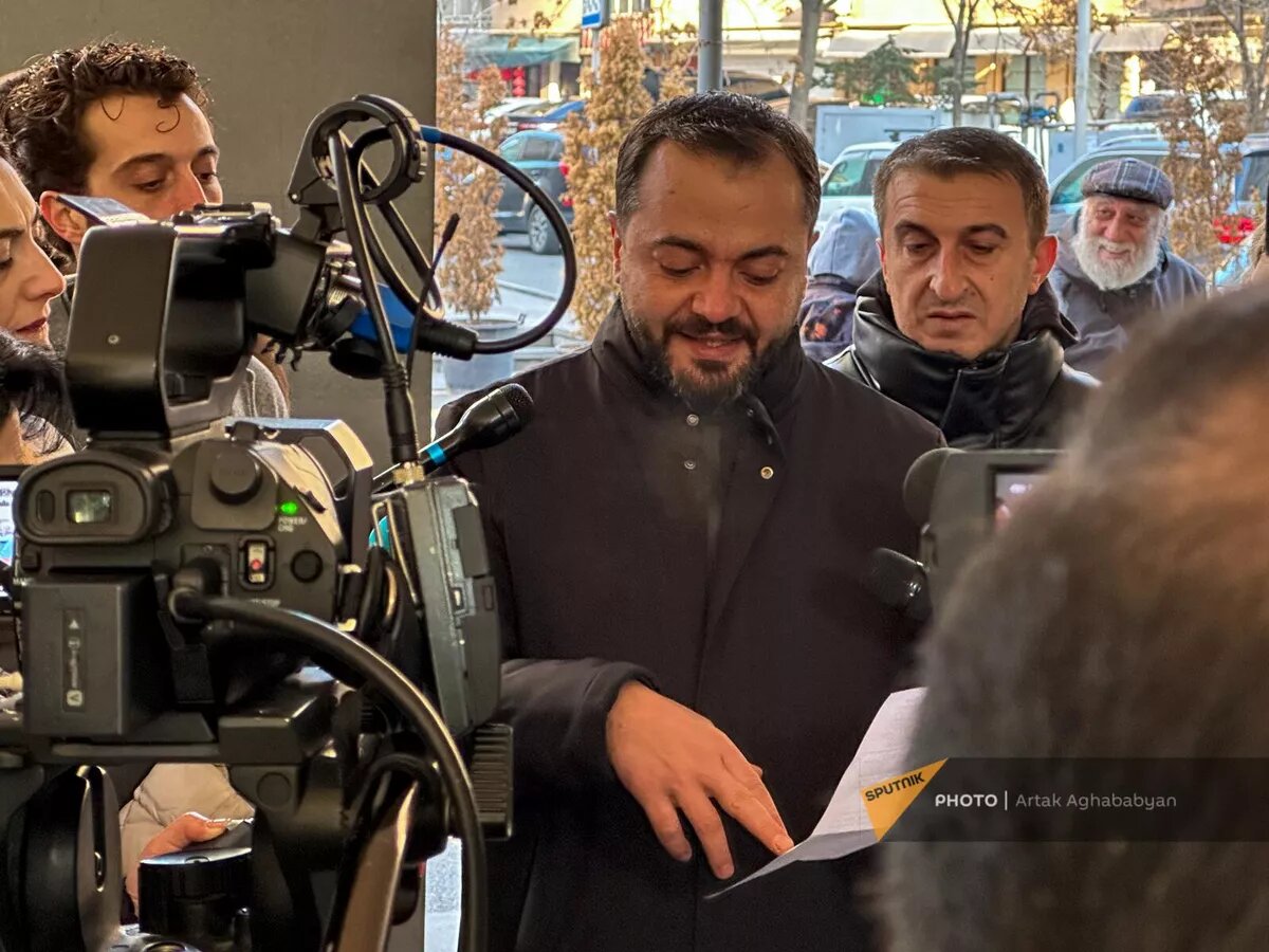 Творческий коллектив театра "Гой" проводит акцию протеста возле министерства ОНКС (15 января 2024). Еревaн © Sputnik / Artak Aghababyan