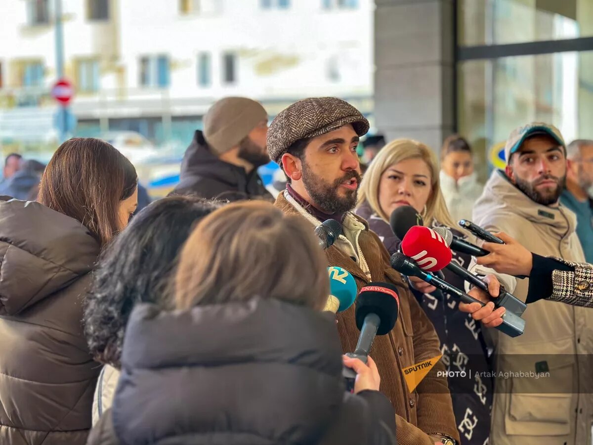 Творческий коллектив театра "Гой" проводит акцию протеста возле министерства ОНКС (15 января 2024). Еревaн © Sputnik / Artak Aghababyan