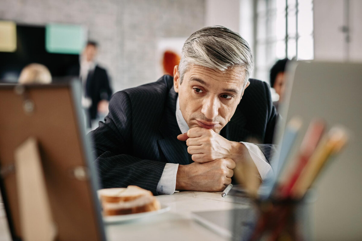 https://www.freepik.com/free-photo/pensive-businessman-feeling-tired-work-contemplating-while-sitting-desk-office_25485490.htm#query=начальник&position=6&from_view=search&track=ais&uuid=9558beef-0cbd-4f21-9484-406cea5ed58e