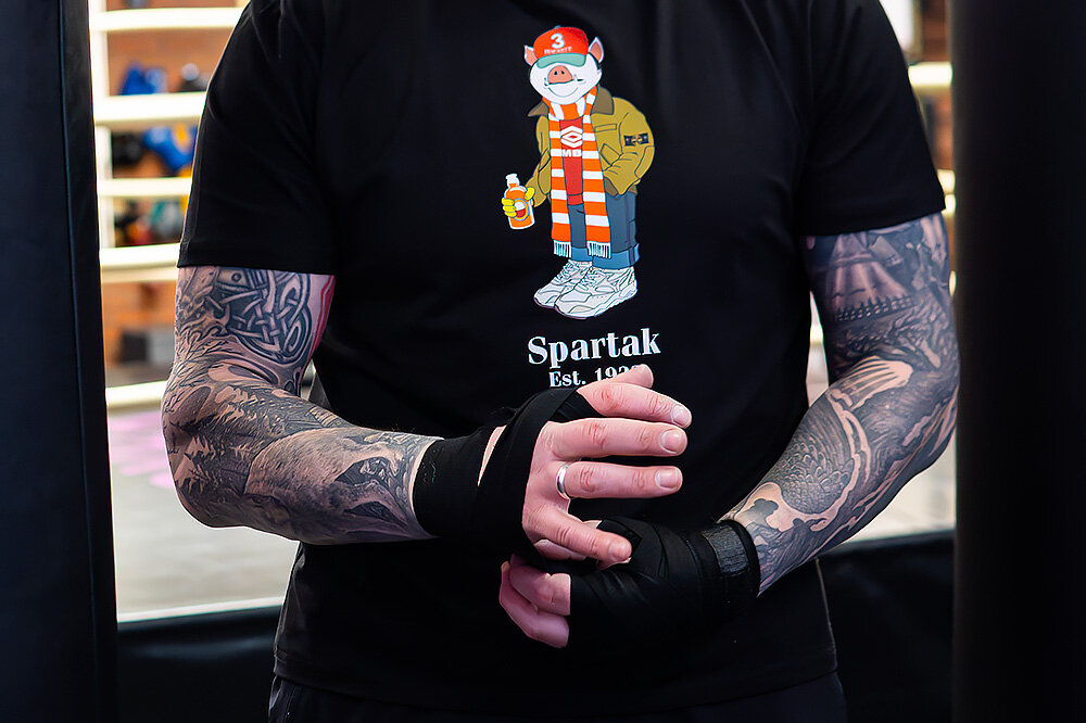 Футболка “Красно-белый Кабан” (черная)