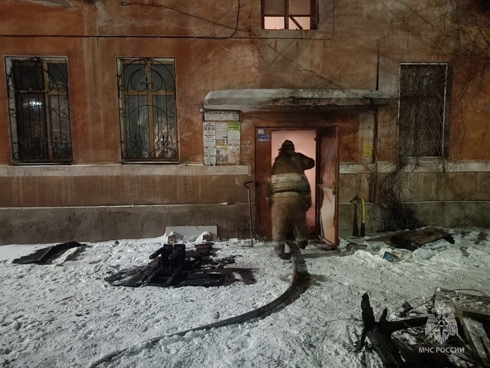    В Орске на пожаре в жилом доме спасены семь человек, в том числе 5-летний ребенок Андрей Севостьянов