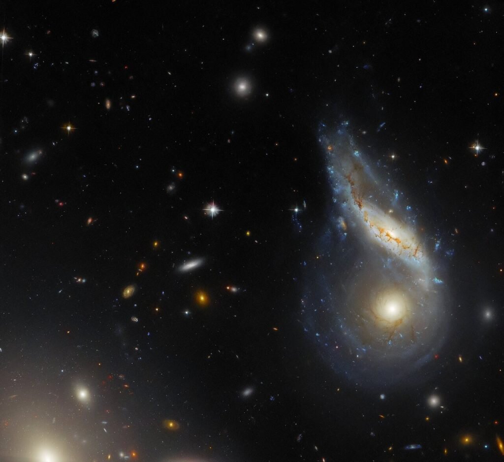 Космический телескоп наблюдал за двумя галактиками, которые находятся в процессе слияния.-2