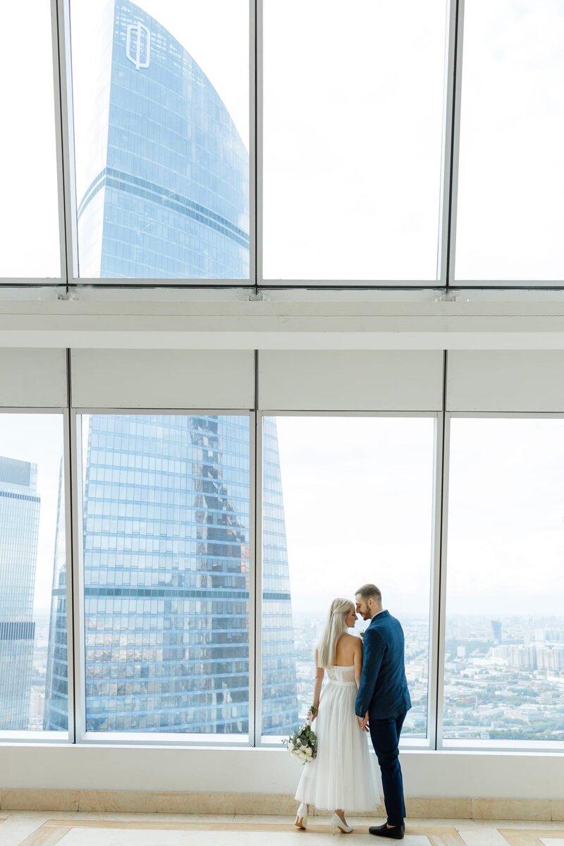 Наша свадьба в Москва-Сити, еще до того, как это стало мейн-стримом. 😂 Именно тогда я поняла, что хочу здесь жить; мне нравится мощная энергетика этого города, так похожая на мою внутреннюю.