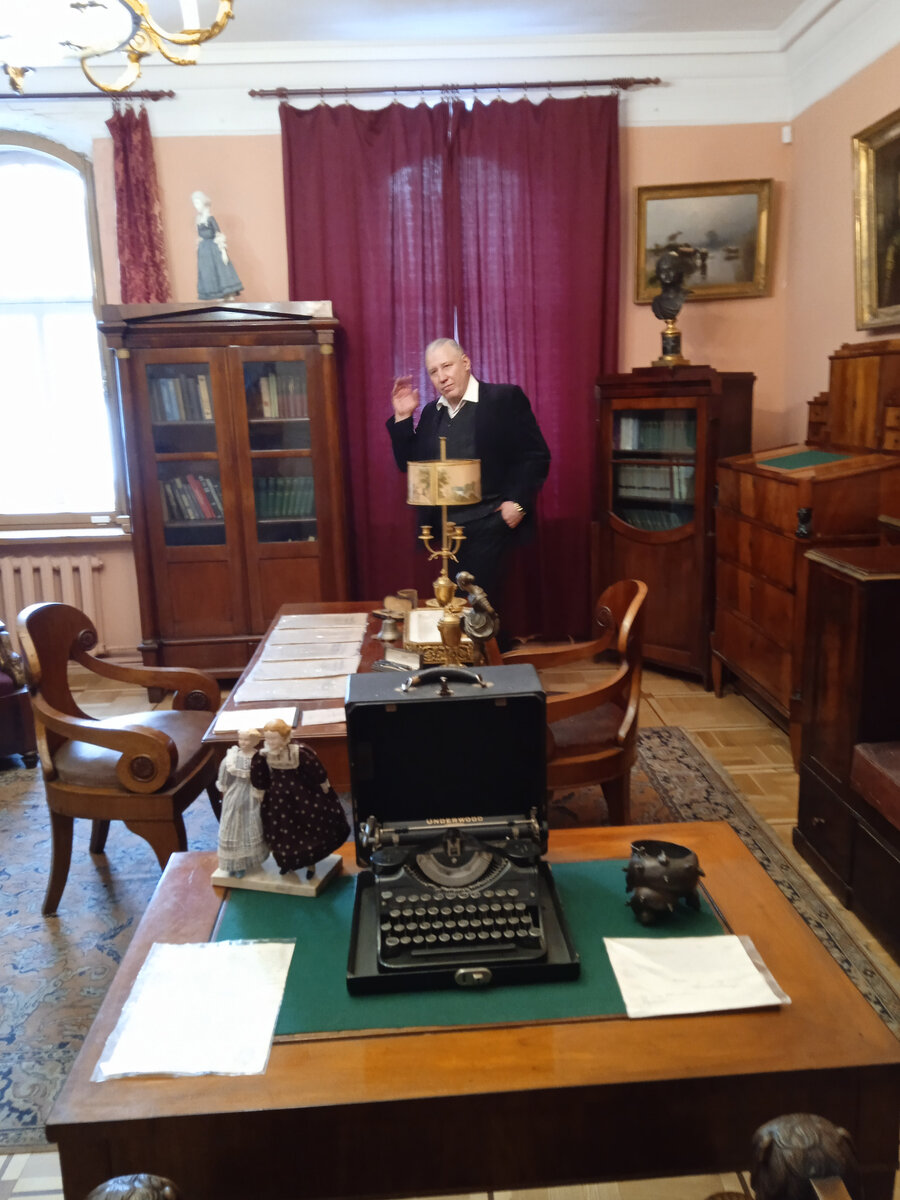 Организатор фестиваля Александр Прасолов проводит экскурсию по музею А. Н. Толстого