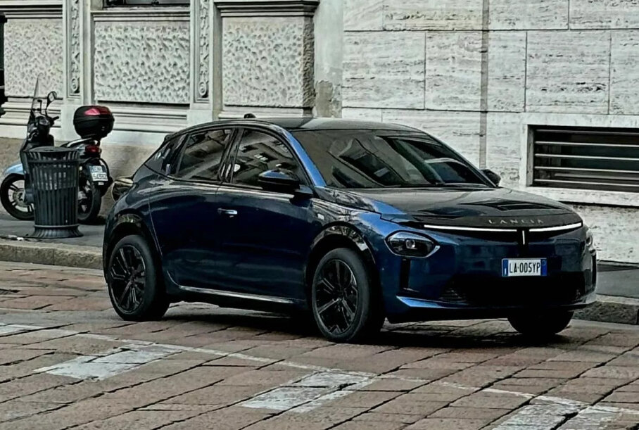 Марке Lancia не удалось сохранить интригу: незадолго до премьеры Ypsilon четвертого поколения выехал на дороги Италии без камуфляжа и стал жертвой фотошпионов.