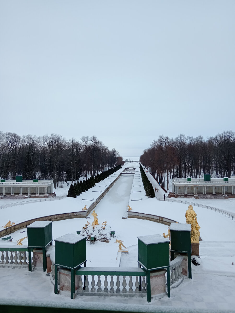 Одинокие фигуры гуляют по парку. 