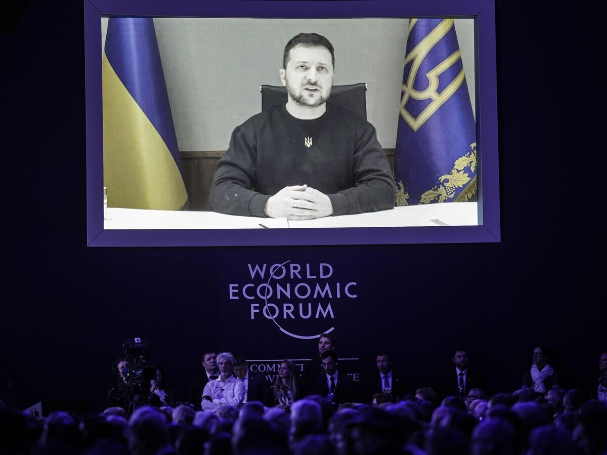    Президент Украины Владимир Зеленский выступает перед участниками Всемирного экономического форума в Давосе© AP Photo / Markus Schreiber