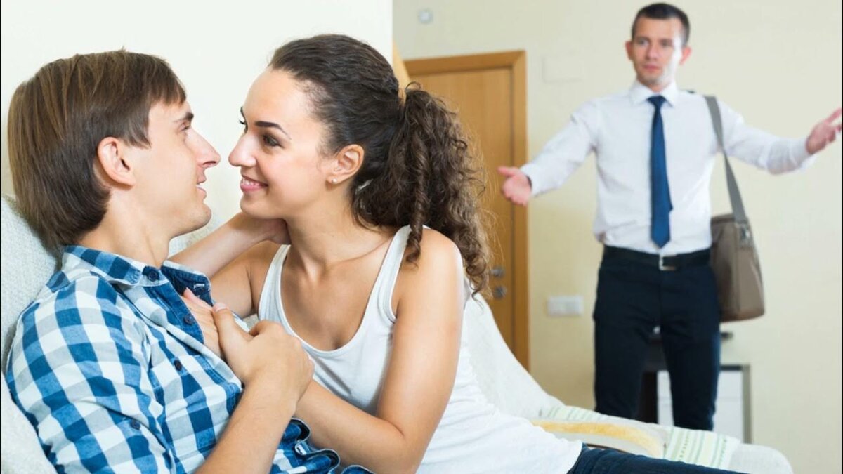 Жена изменяла мне с тем, кого я считал своим лучшим другом

Прошлой ночью сказал жене, что я не хочу ее больше... До последнего времени у нас был счастливый брак (я так себе думал) почти все последние 8 лет.

Все изменилось три месяца назад, когда я узнал, что жена изменила мне с моим другом, что самое обидное, на нашей супружеской постели!

Она изменяла мне с тем, кого я считал своим лучшим другом на протяжении трех месяцев, все лето прошлого года. Она пытается раскаяться, но я больше не хочу иметь с ней дело.

Я высказал ей все, что думаю прошлой ночью. Рассказал ей о моем крайнем негодовании, о том, как мой гнев не утихает и как она все испортила, вспомнил о том, как она отнекивалась и лгала мне сразу после того, как я узнал о ней и об этом ублюдке. Сказал ей, что интимная близость с ней мне отвратительна и напоминает мне ее роман.

Она сказала мне, что очень сожалеет, что так поступила со мной, и надеется, что я позволю ей доказать мне, что она любит только меня. место. Я сказал ей - "нет", что она не представляет для меня никакой ценности, и я разведусь с ней. Я оставил ее в постели, чтобы продолжать плакать и подумать над своим поведением, а сам спал в другой комнате. Я проигнорировал ее весь день сегодня.

Мне так тяжело с этим жить, и я так зол на нее. Эта измена настолько сильно подкосила меня, что я не нахожу себе места.	Мне порою ужасно хочется прямо-таки "выть на Луну".
Я пришел домой с работы сегодня, и я едва смог сесть отдохнуть, как она увидев меня снова начала умолять простить ее и кричать на меня, как будто это изменит мое мнение, о чем я ей так и сказал. Я сказал ей, что пытался справиться с этим, но у меня не осталось сил с этим смириться. Я больше не могу спокойно жить с ней после ее измены.

Это ее предательство слишком угнетает меня в последнее время. А ведья так много для нее сделал, ей только нужно было только намекнуть, как я тут же выполнял все ее прихоти! И этот мерзавец тоже хорош, а ведь он был моим лучшим другом, мы были с ним близки как братья. Когда я представляю себе, как он и моя жена занимались ЭТИ у нас на постели, я прихожу в бешенство от злости и бессилия!

Я ненавижу то, как я живу. Но все это изменится. Моей дочери нужен счастливый отец, а я не могу быть счастливым, продолжая жить с ее матерью.

Я вижу привлекательных женщин каждый день. На работе, на улице, кругом, куда бы я ни пошел. Но я ответственный человек, и я знаю, как контролировать свои эмоции, и я очень любил свою жену, а к своему другу относился как к брату. Меня изнутри гложет вопрос о том, если я могу сдерживать свои эмоции, то почему они не смогли это сделать и так поступили со мной?

Я почти уверен, что жена многое поняла и пережила после того, как вскрылась ее измена, но я не могу больше с этим справляться. Не могу ничего поделать с чувством отвращения, зная, что она чувствует себя по-другому, когда я проникаю в нее. Просто не могу заставить себя сделать ЭТО.

Сегодня я ходил к своей маме и дочери (она некоторое время живет у моих родителей). Какая бы суровая она ни была, но мама просто сказала, что поддержит любое решение, которое я приму.

Я просто собираюсь уехать и побыть наедине некоторое время. Я не желаю зла нашей прекрасной дочери, но этот брак не для меня.

Не уверен, есть ли у меня другой выход?

