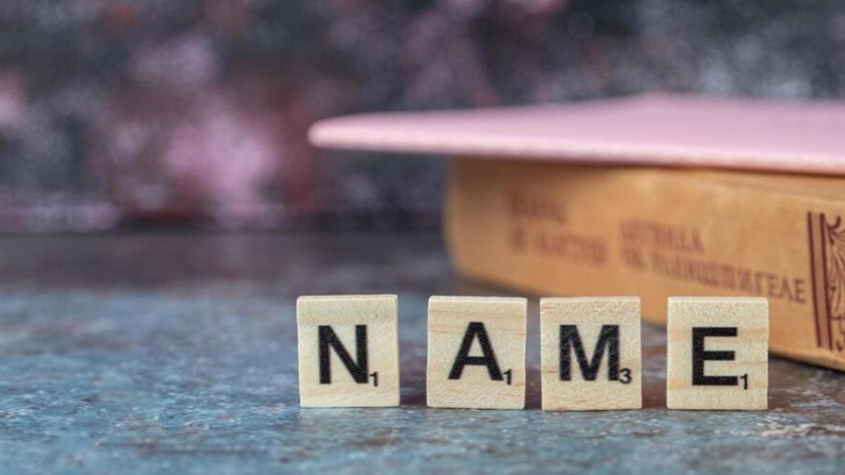    Деревянные кубики с буквами и цифрами лежат на столе:Freepik