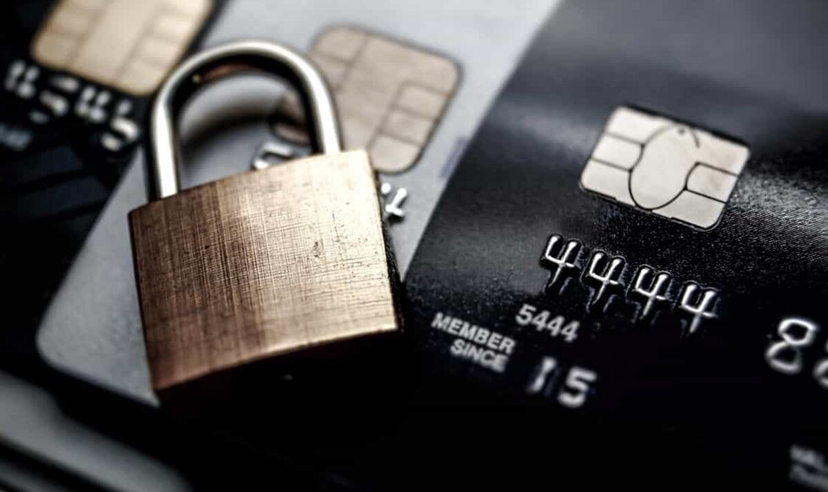 нельзя при наличии брачного договора забирать деньги со счетов супруга