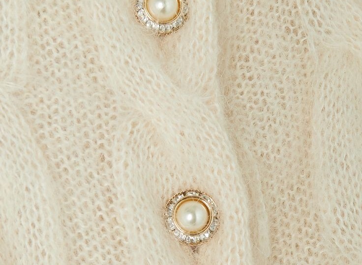 Всё о пуговицах на вязаных изделиях: на какую сторону, как и где пришить, что учесть при выборе. Бренды и пуговицы. 60 фото-идей