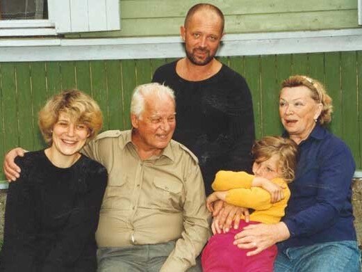 Нина с мужем, сыном, снохой и внучкой